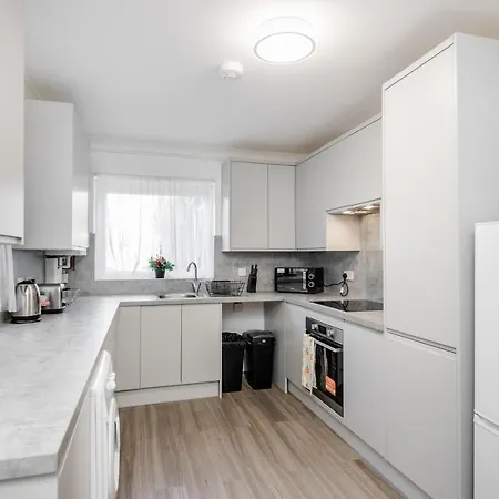 4 Bedroom House Free Parking Contractor'S Haven Челмсфорд Экстерьер фото