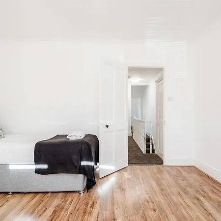 4 Bedroom House Free Parking Contractor'S Haven Челмсфорд Экстерьер фото