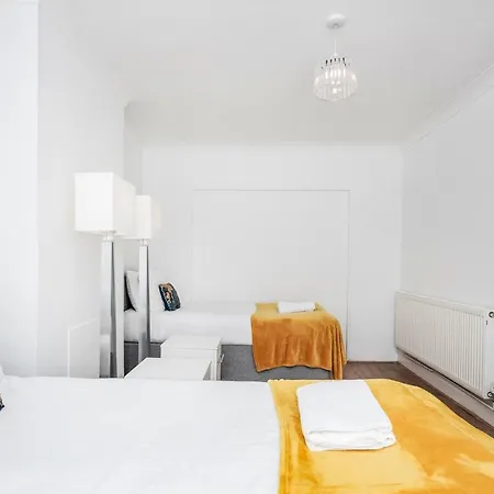4 Bedroom House Free Parking Contractor'S Haven Челмсфорд Экстерьер фото