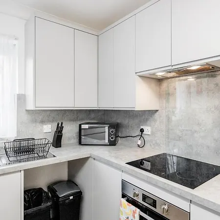 4 Bedroom House Free Parking Contractor'S Haven Челмсфорд Экстерьер фото