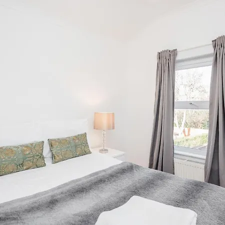 4 Bedroom House Free Parking Contractor'S Haven Челмсфорд Экстерьер фото