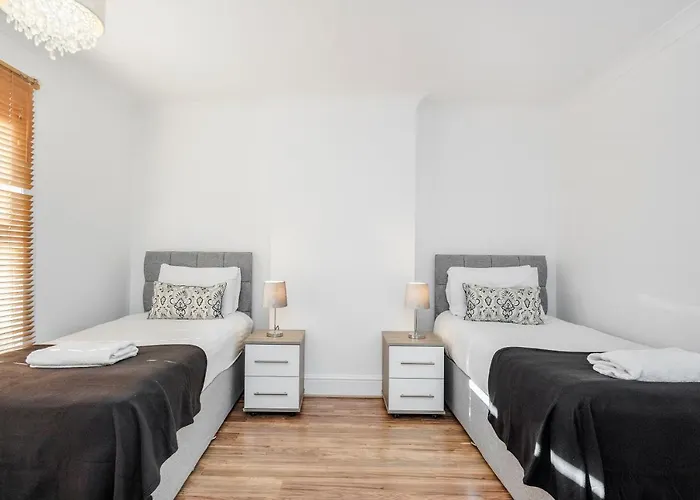4 Bedroom House Free Parking Contractor\'S Haven
