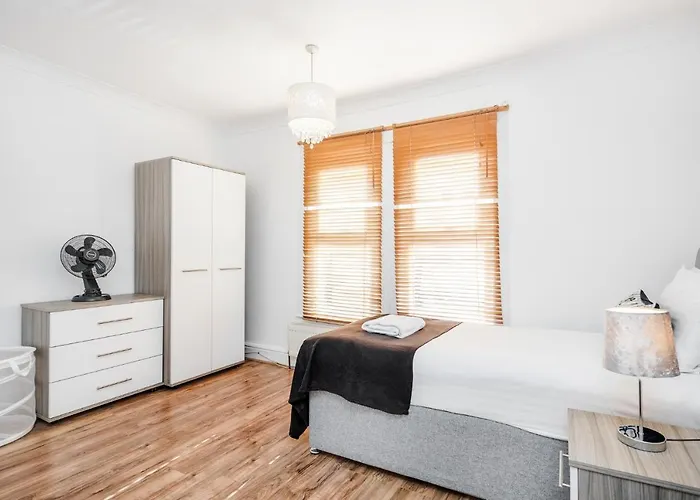 4 Bedroom House Free Parking Contractor\'S Haven