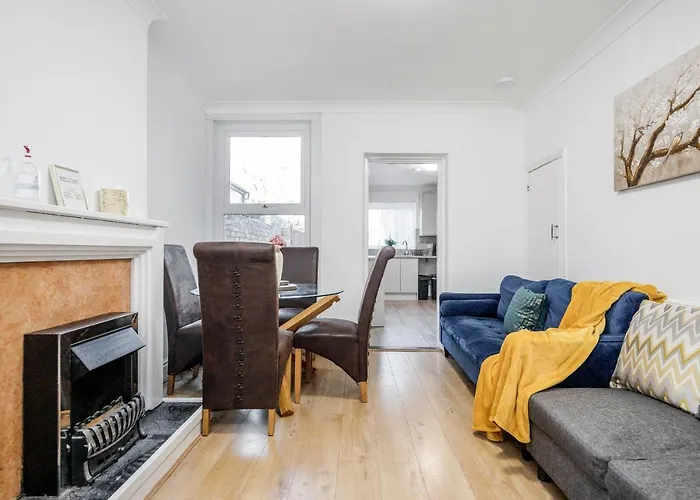 4 Bedroom House Free Parking Contractor\'S Haven
