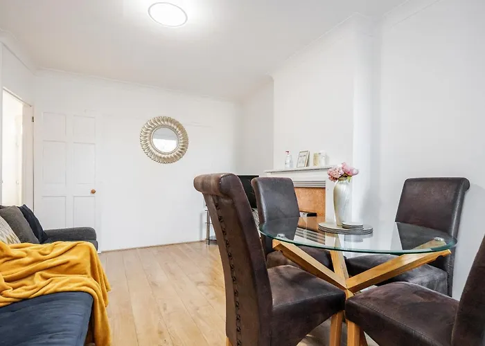 4 Bedroom House Free Parking Contractor\'S Haven