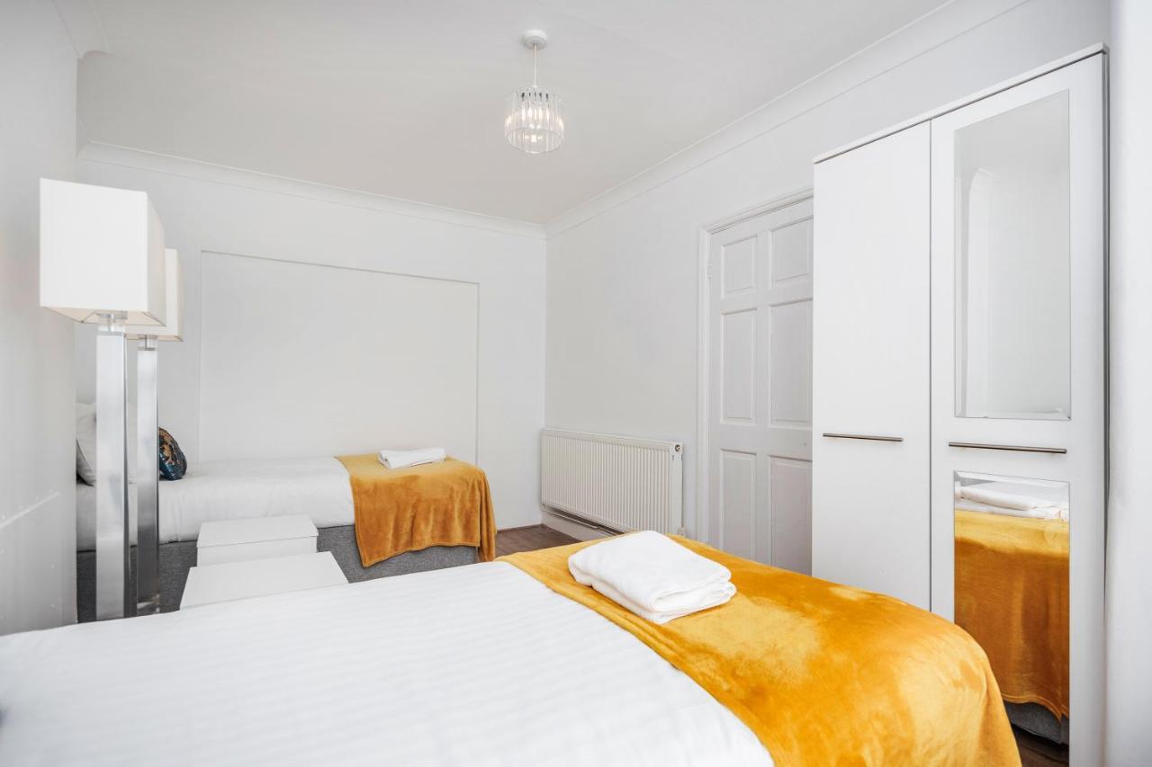 Holiday home 4 Bedroom House Free Parking Contractor's Haven *
