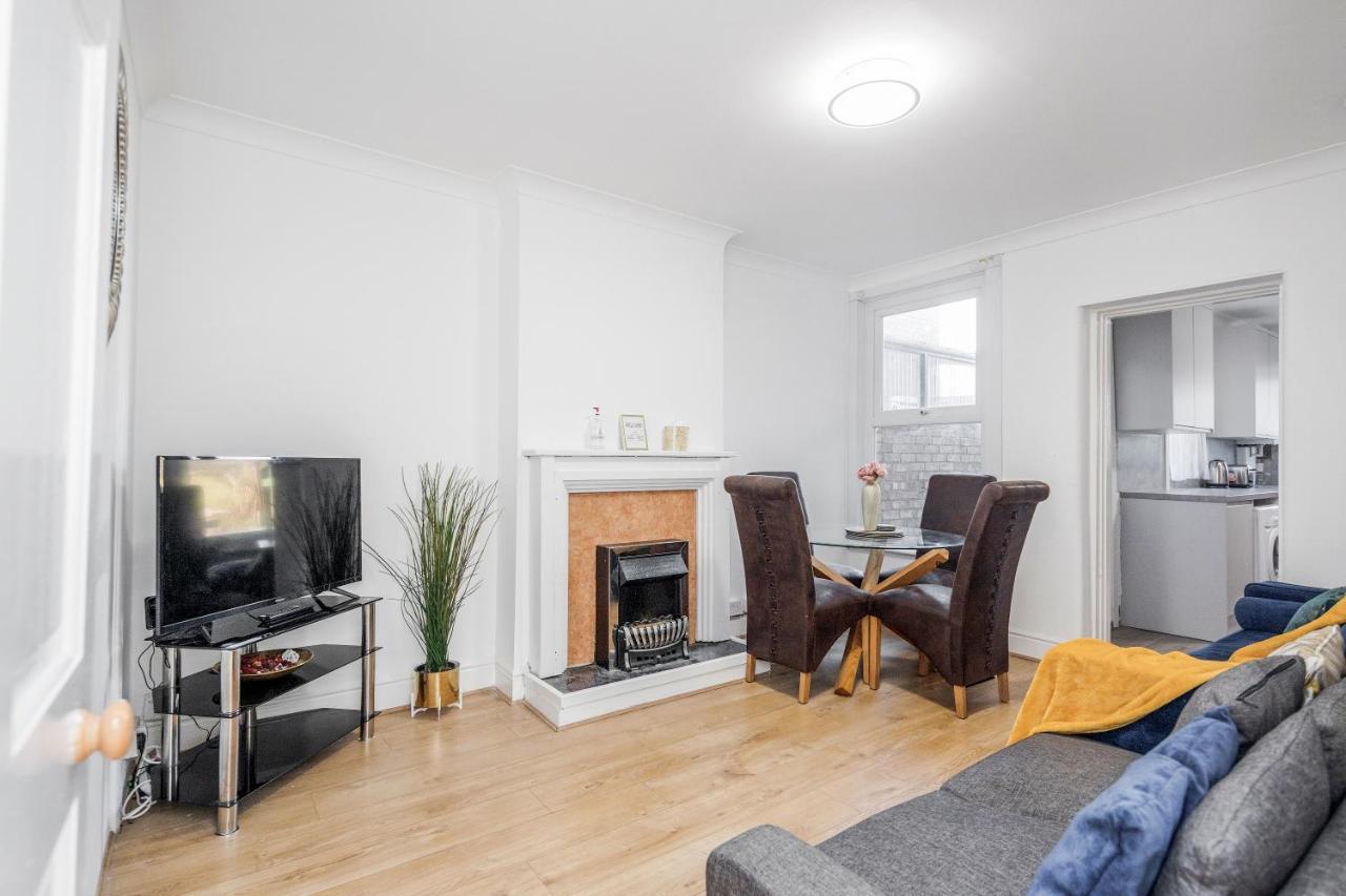 4 Bedroom House Free Parking Contractor's Haven * Chelmsford