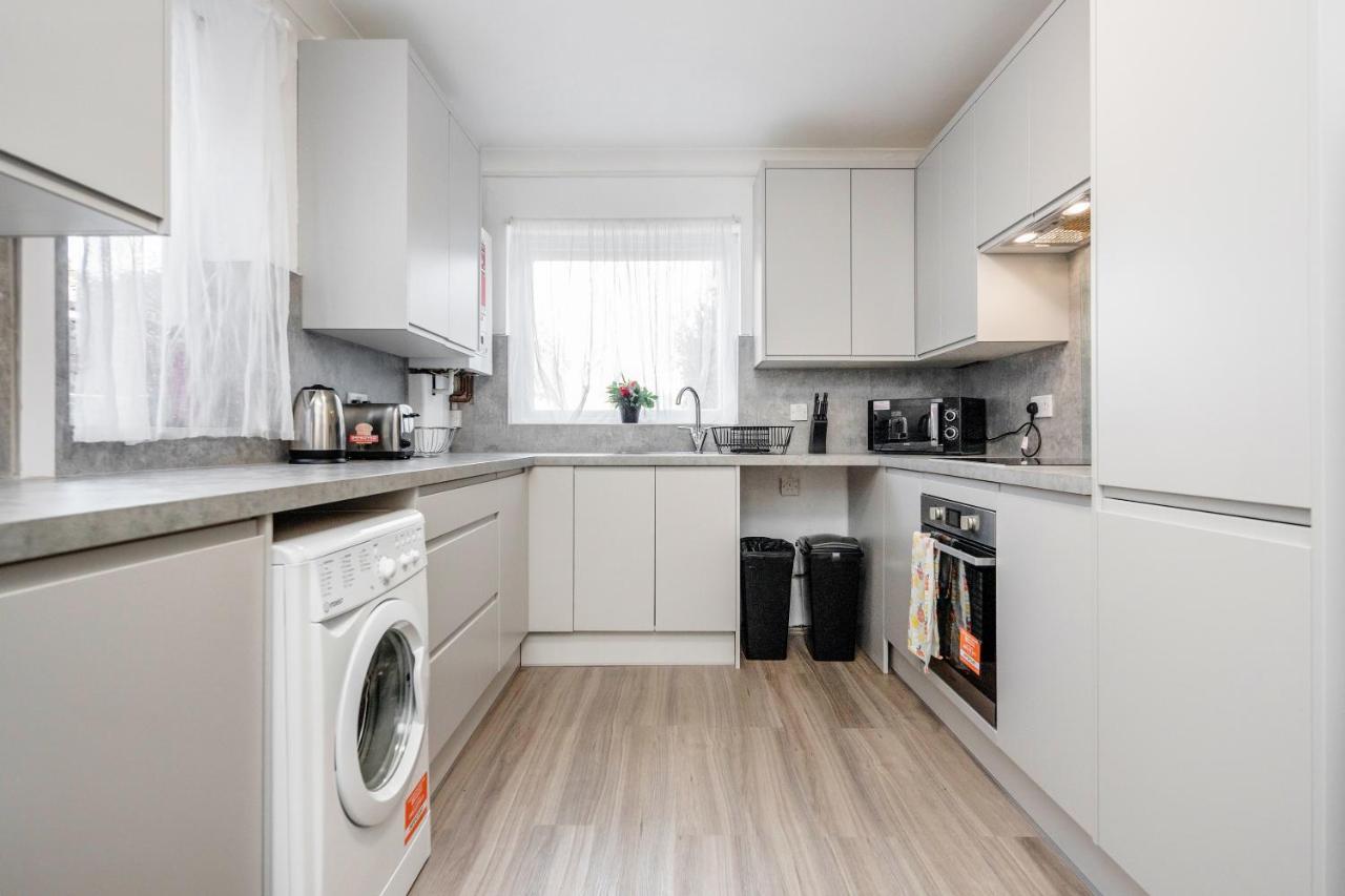 Holiday home 4 Bedroom House Free Parking Contractor's Haven Chelmsford