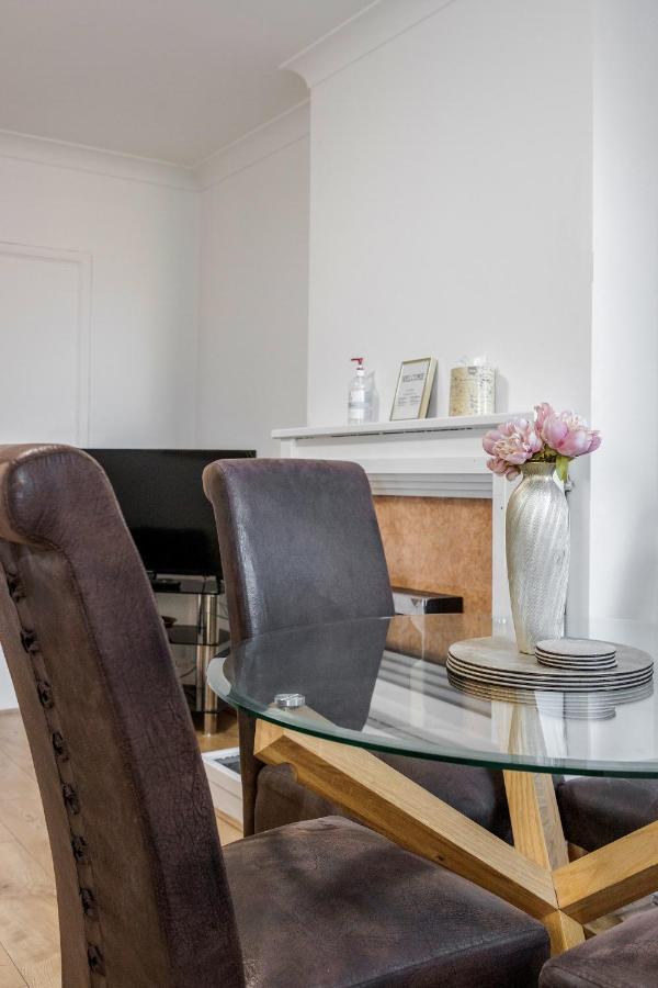 4 Bedroom House Free Parking Contractor's Haven Holiday home