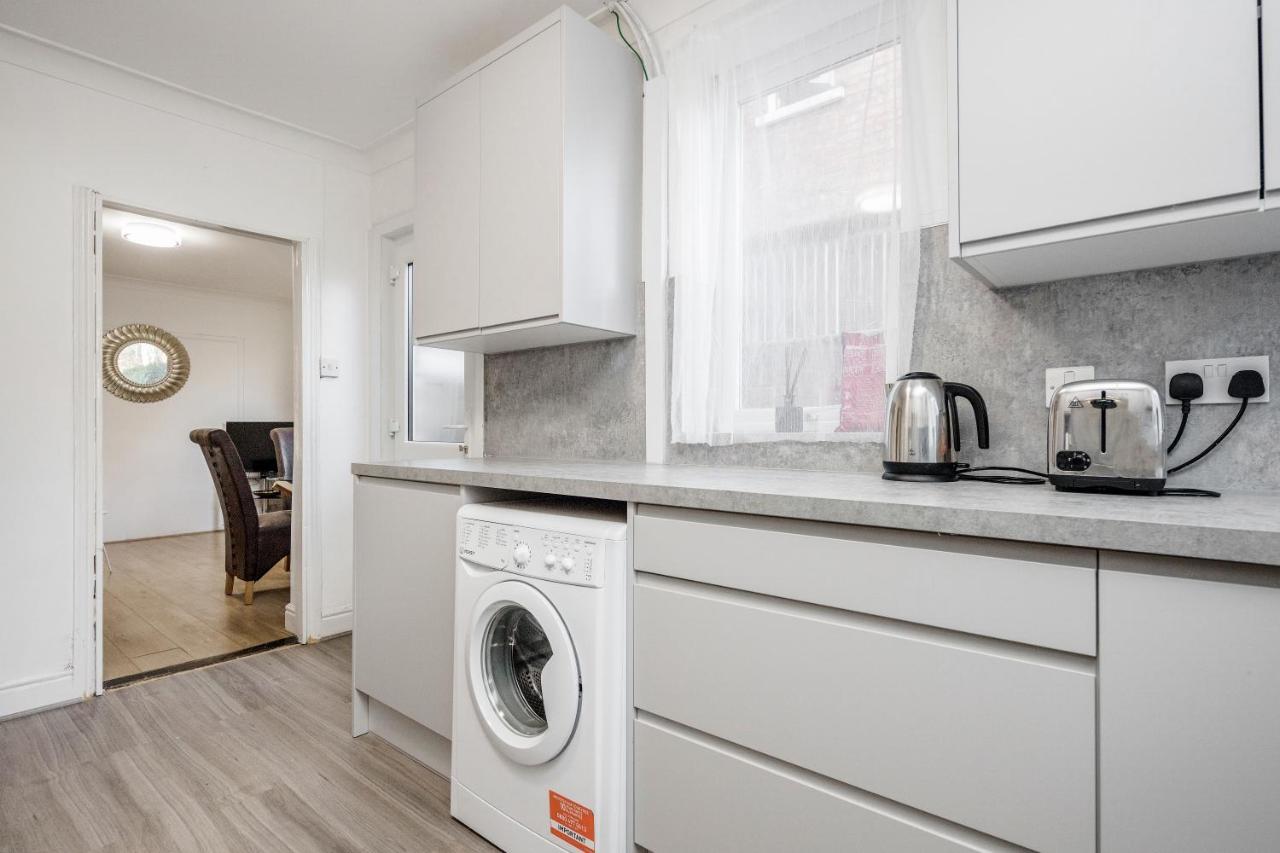 Holiday home 4 Bedroom House Free Parking Contractor's Haven Chelmsford
