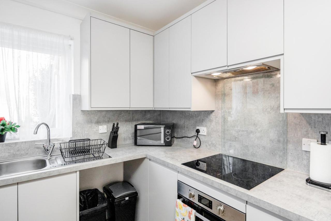 4 Bedroom House Free Parking Contractor's Haven * Chelmsford