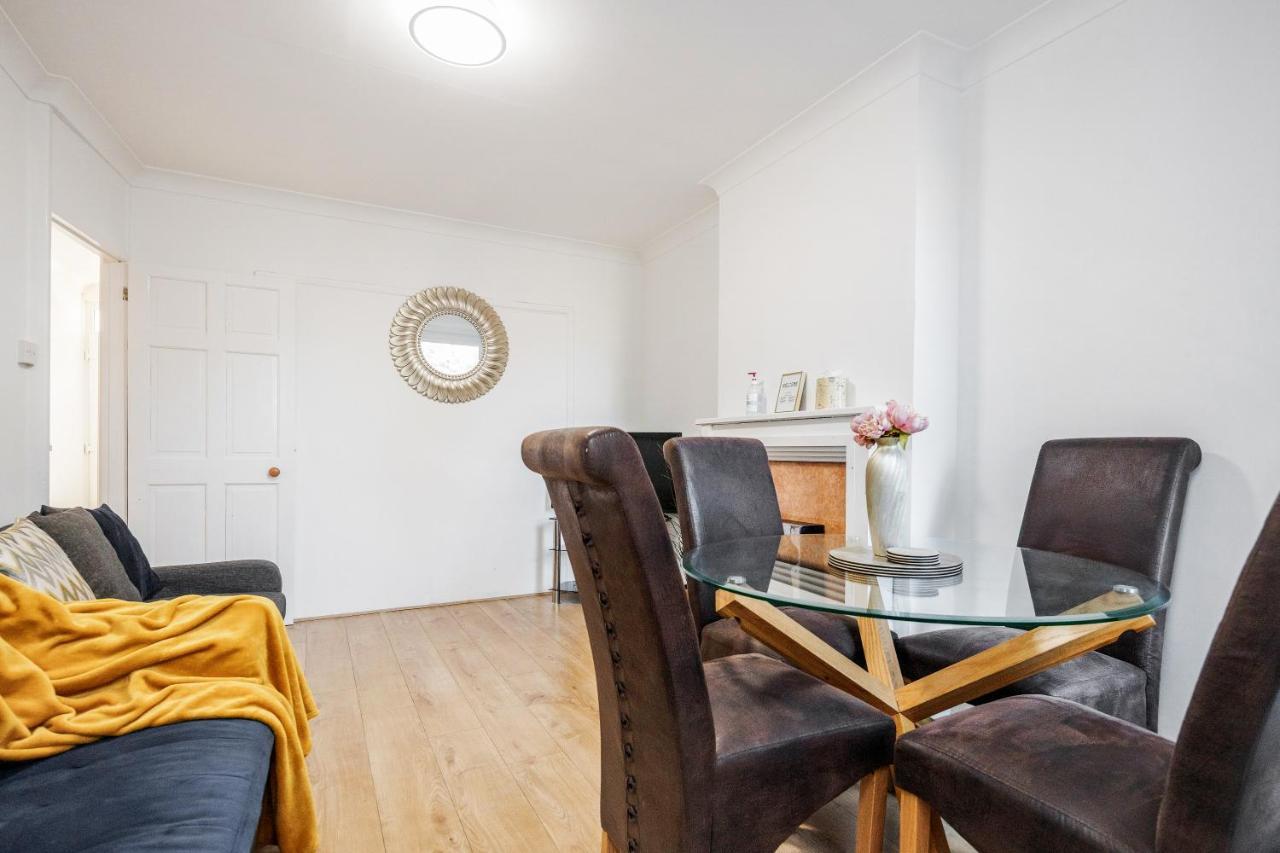 4 Bedroom House Free Parking Contractor's Haven Holiday home Chelmsford