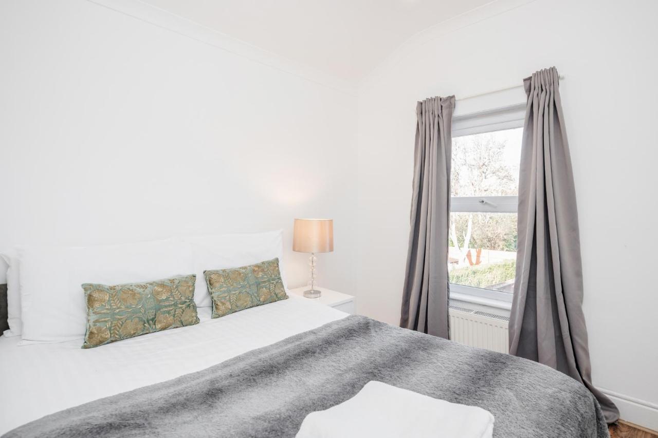 4 Bedroom House Free Parking Contractor's Haven Holiday home