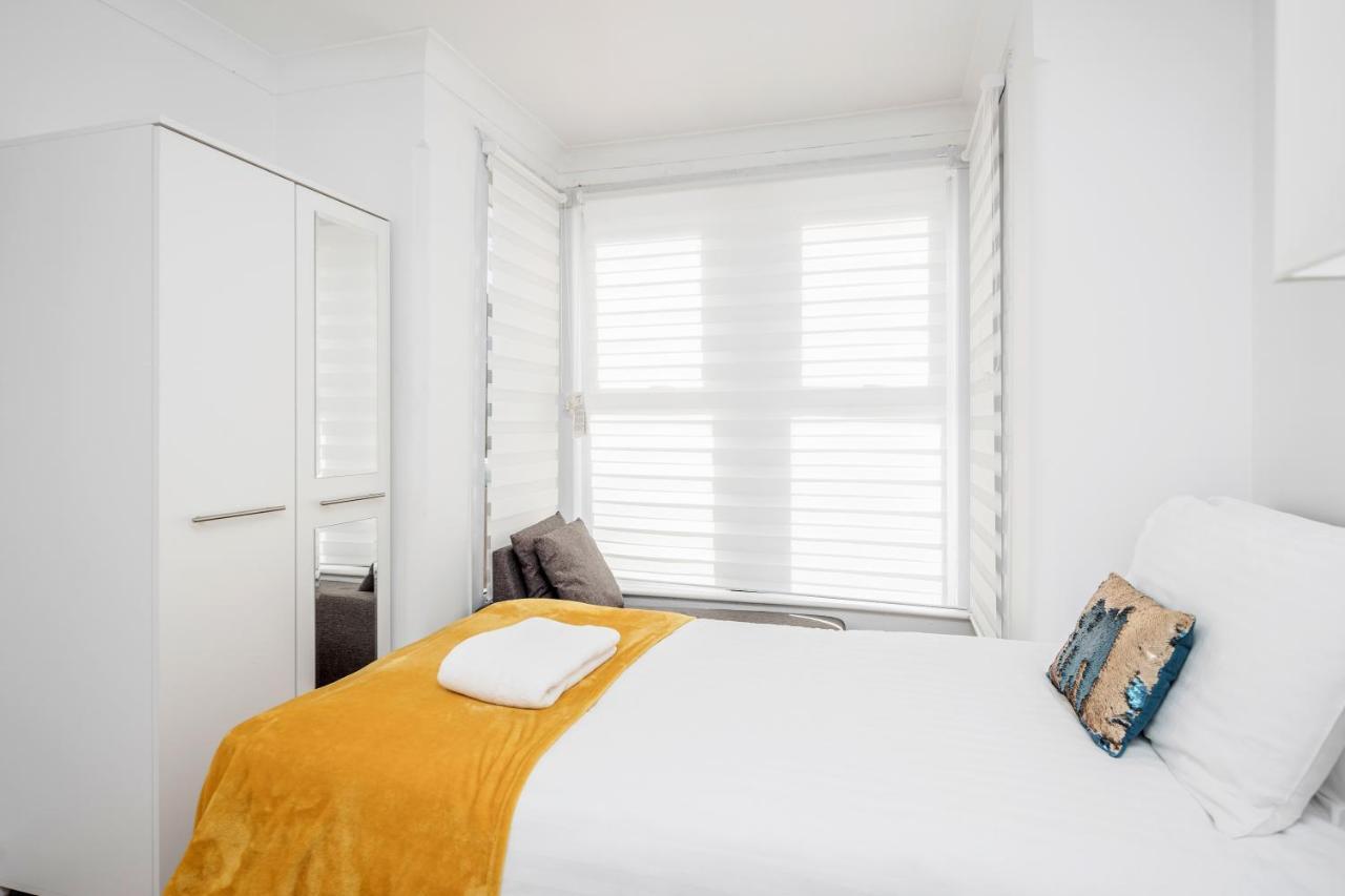 Holiday home 4 Bedroom House Free Parking Contractor's Haven Chelmsford